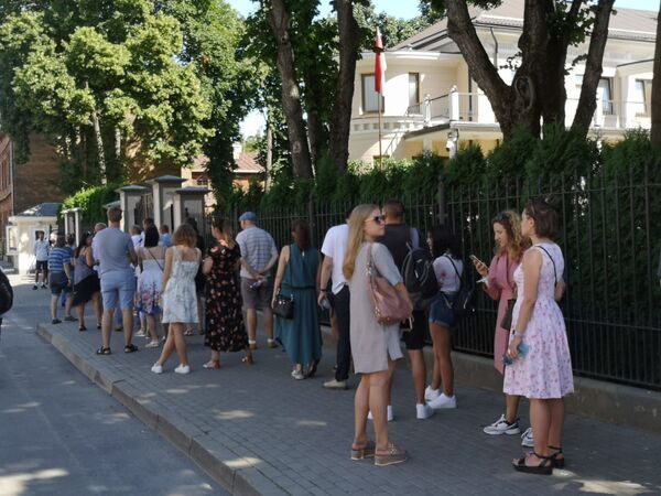 Как проходят выборы президента Беларуси на избирательных участках в Латвии Как проходят выборы президента Беларуси на избирательных участках в Латвии - Sputnik Латвия