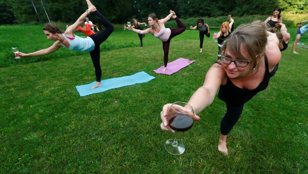 Люди с бокалами вина во время йоги в Латвии  - Sputnik Латвия