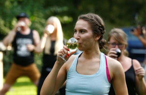 Девушка пьет вино во время йоги в Латвии  - Sputnik Латвия