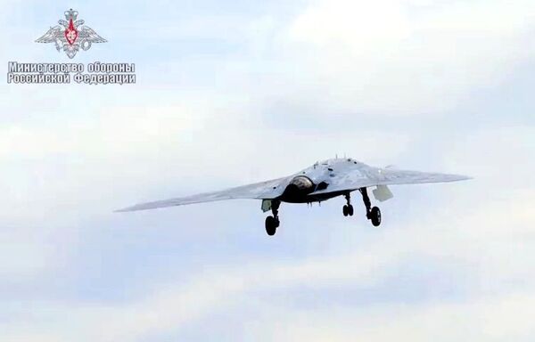 Русское оружие: первый серийный Су-57 и ведомый Охотник Русское оружие: первый серийный Су-57 и ведомый Охотник - Sputnik Латвия