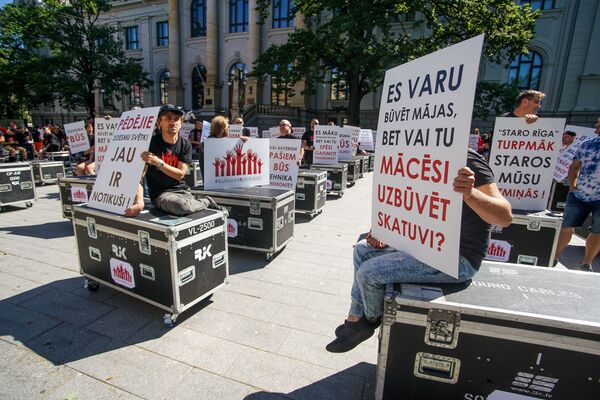 Митинг невидимок у кабмина прошел громко, но интеллигентно Митинг невидимок у кабмина прошел громко, но интеллигентно - Sputnik Латвия