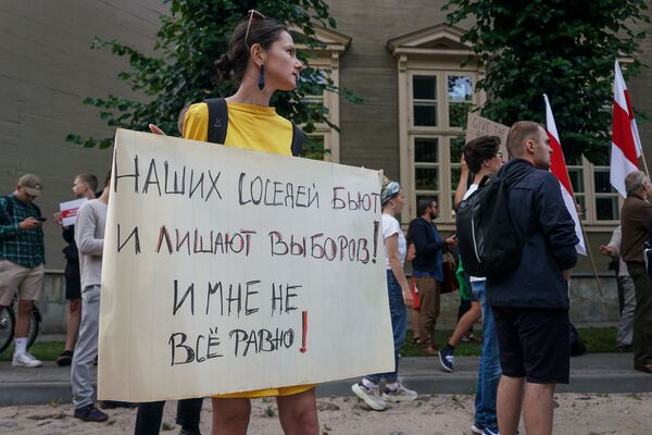 У стен белорусского посольства в Риге прошла акция в поддержку протестующих в Беларуси У стен белорусского посольства в Риге прошла акция в поддержку протестующих в Беларуси - Sputnik Латвия