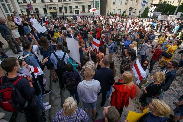 У стен белорусского посольства в Риге прошла акция в поддержку протестующих в Беларуси У стен белорусского посольства в Риге прошла акция в поддержку протестующих в Беларуси - Sputnik Латвия