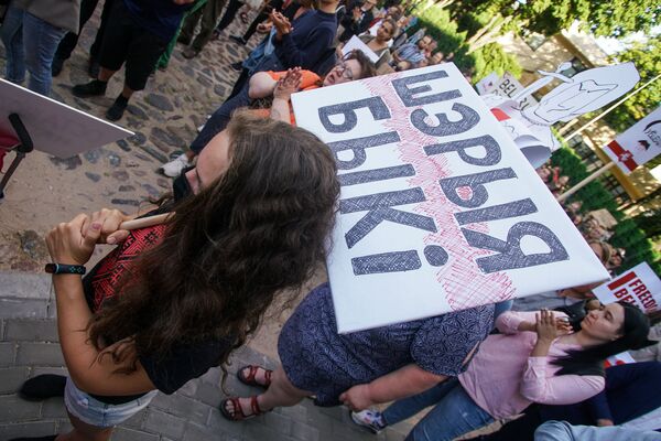 Уходи, но останься: почему европейская политика не отворачивается от Лукашенко Уходи, но останься: почему европейская политика не отворачивается от Лукашенко - Sputnik Латвия