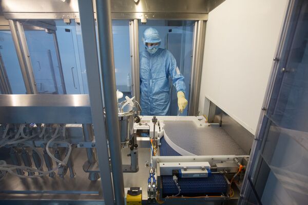 Производство вакцины от COVID-19 на фармацевтическом заводе Биннофарм Производство вакцины от COVID-19 на фармацевтическом заводе Биннофарм - Sputnik Латвия