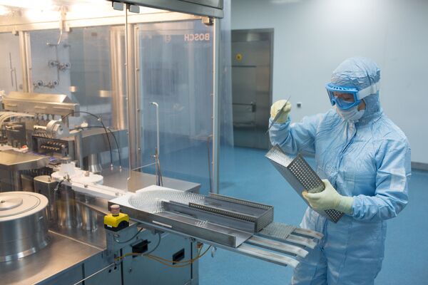 Производство вакцины от COVID-19 на фармацевтическом заводе Биннофарм Производство вакцины от COVID-19 на фармацевтическом заводе Биннофарм - Sputnik Латвия