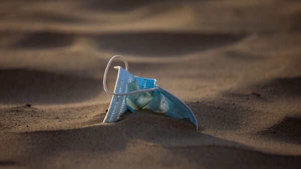Медицинская маска, забытая на пляже - Sputnik Latvija