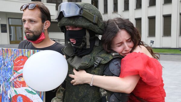 Участники акции протеста и военнослужащий в Минске. - Sputnik Латвия