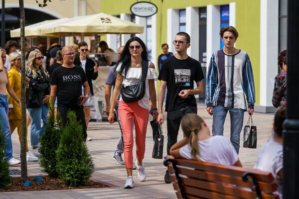Модно и почти недорого: крупнейший аутлет-центр Балтии открылся между Ригой и Юрмалой Модно и почти недорого: крупнейший аутлет-центр Балтии открылся между Ригой и Юрмалой - Sputnik Латвия