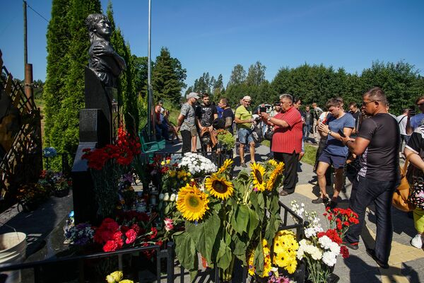 Памятное мероприятие, посвященное 30-летию гибели Виктора Цоя на 35-м километре шоссе Слока - Талси Памятное мероприятие, посвященное 30-летию гибели Виктора Цоя на 35-м километре шоссе Слока - Талси - Sputnik Латвия