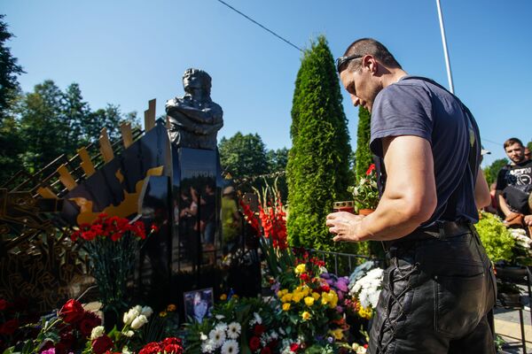 Вандалы сожгли скамейку виктора цоя