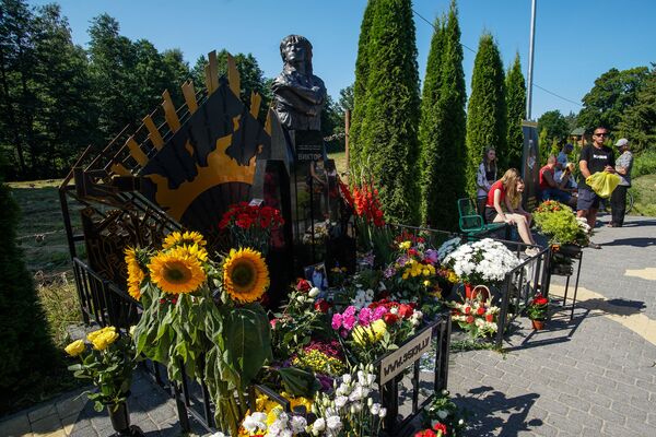 Вандалы сожгли скамейку виктора цоя