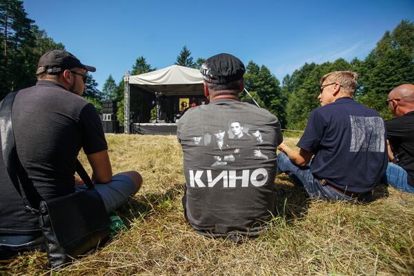 Мероприятие, посвященное 30-летию гибели Виктора Цоя на 35-м километре шоссе Слока - Талси Мероприятие, посвященное 30-летию гибели Виктора Цоя на 35-м километре шоссе Слока - Талси - Sputnik Латвия