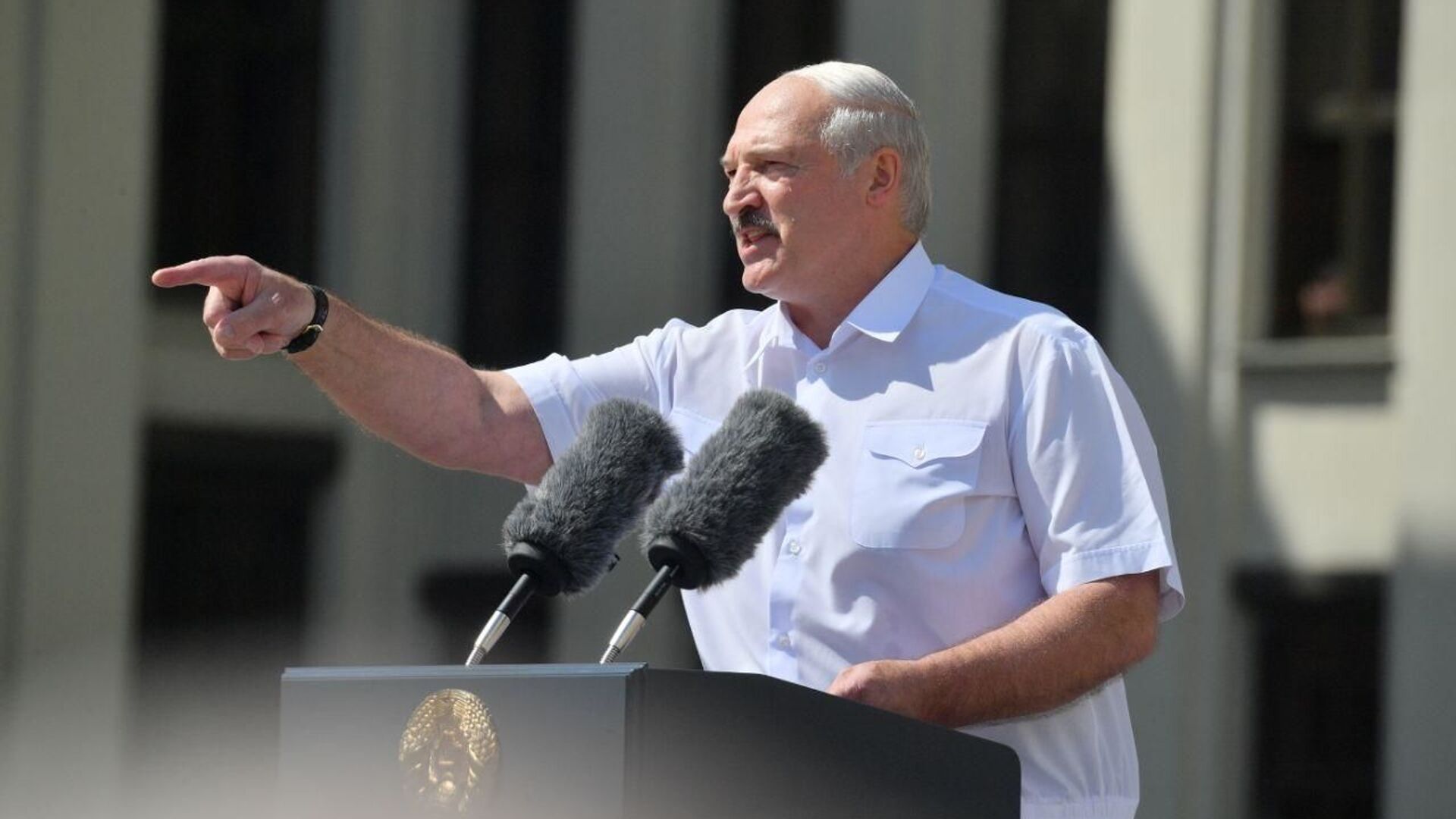 Александр Лукашенко выступает перед сторонниками на площади Независимости - Sputnik Latvija, 1920, 19.04.2021