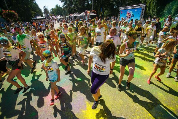 В Каугури прошел забег The Color Run Jurmala В Каугури прошел забег The Color Run Jurmala - Sputnik Латвия