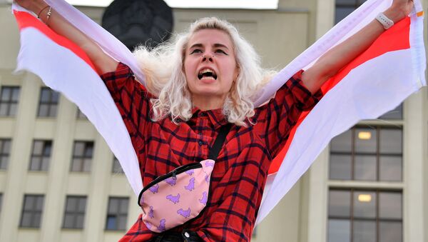 Участница акции протеста на площади Независимости в Минске - Sputnik Латвия