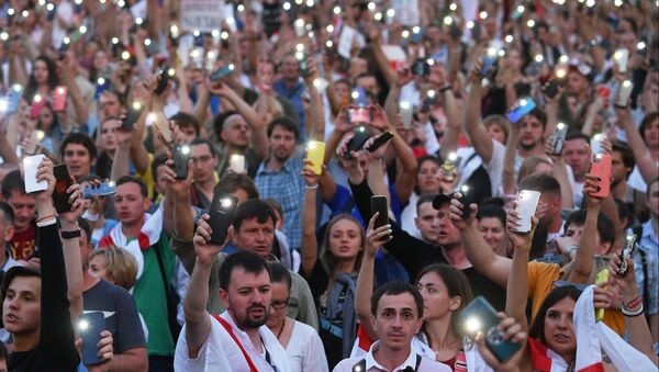 Участники акции протеста на площади Независимости в Минске - Sputnik Latvija