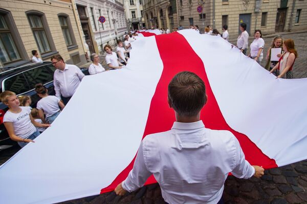 Латвия и Беларусь: в центре Риги сотни людей выстроились в Балтийский путь Латвия и Беларусь: в центре Риги сотни людей выстроились в Балтийский путь - Sputnik Латвия