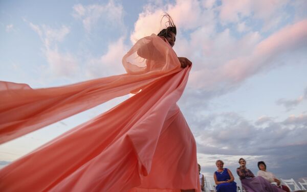 Модель демонстрирует одежду из новой коллекции бренда Marina Malina на озере Сасык-Сиваш под Евпаторией - Sputnik Латвия