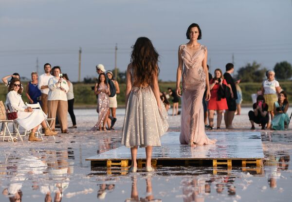 Модель демонстрирует одежду из новой коллекции бренда Dress Dreams на озере Сасык-Сиваш под Евпаторией - Sputnik Латвия