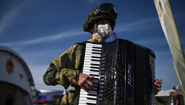 Военнослужащий с аккордеоном на выставке вооружений Международного военно-технического форума (МВТФ) Армия-2020 в военно-патриотическом парке Патриот. - Sputnik Латвия