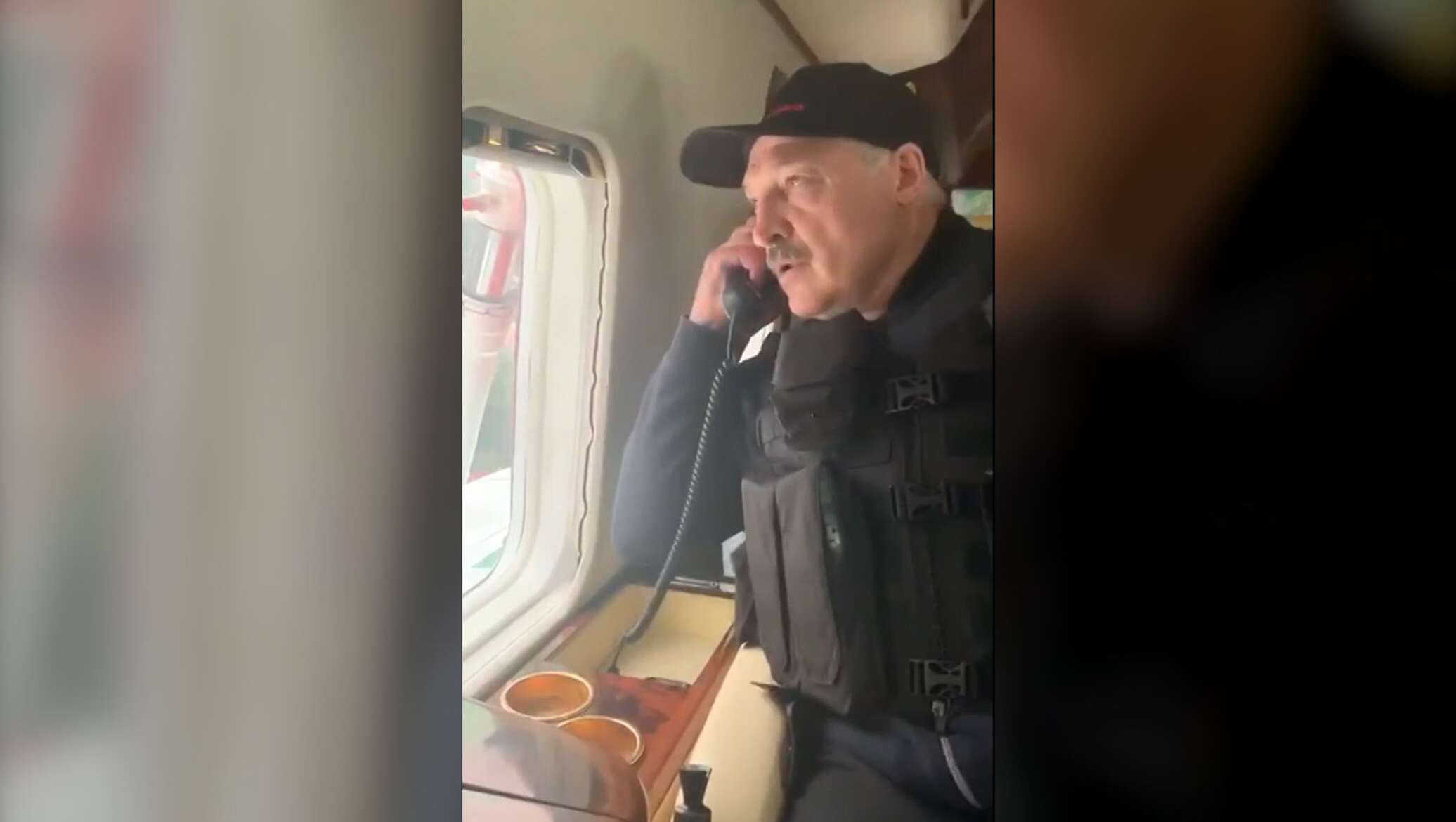 Батька с автоматом лукашенко. Лукашенко в камуфляже. Лукашенко в бронежилете с автоматом. Лукашенко с оружием. Лукашенко в бронежилете с автоматом.