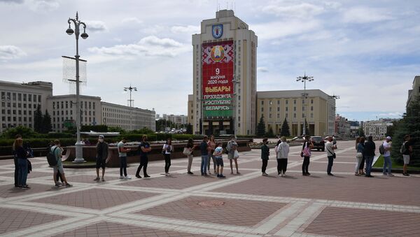 Возле ЦИК Белоруссии выстроилась очередь граждан для подачи обращений - Sputnik Latvija