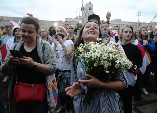 Участники митинга оппозиции на площади Независимости в Минске - Sputnik Латвия