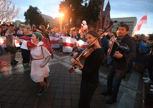 Музыканты на митинге оппозиции на площади Независимости в Минске - Sputnik Латвия