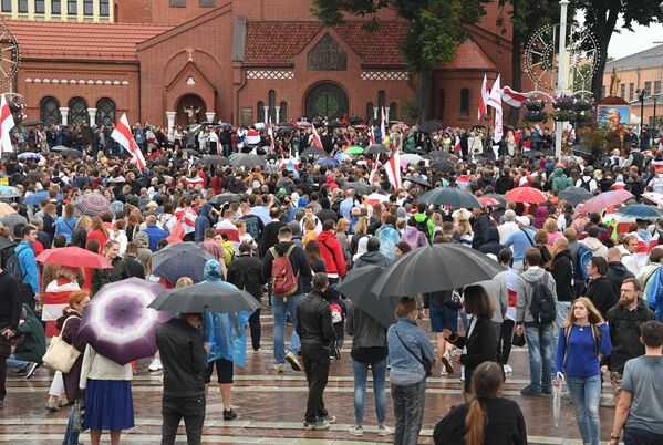 Участники митинга оппозиции на площади Независимости в Минске - Sputnik Латвия