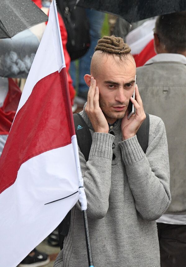 Участник митинга оппозиции на площади Независимости в Минске - Sputnik Латвия