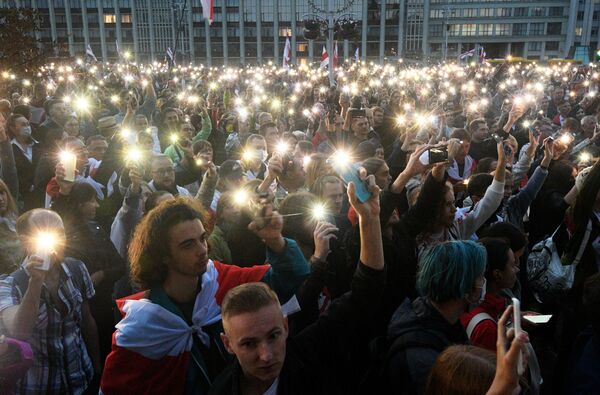 Участники митинга оппозиции на площади Независимости в Минске. - Sputnik Латвия