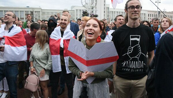 Участники митинга оппозиции на площади Независимости в Минске - Sputnik Латвия