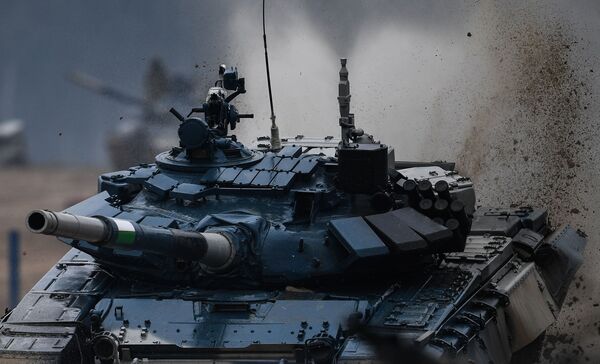 Танк Т-72 команды Узбекистана во время соревнований танковых экипажей в рамках конкурса Танковый биатлон-2020 на полигоне Алабино на VI Армейских международных играх АрМИ-2020 - Sputnik Латвия