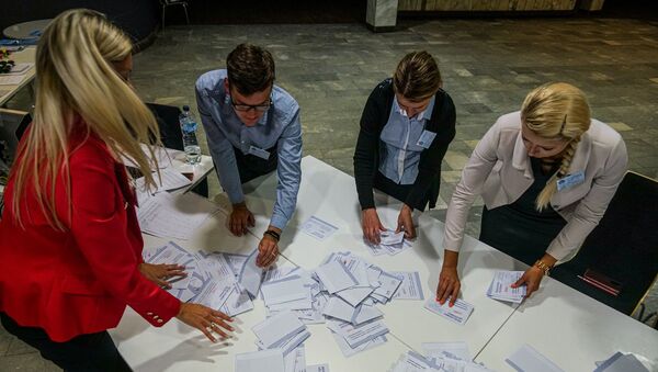 Подсчет голосов на участке №142 в Доме конгрессов - Sputnik Latvija