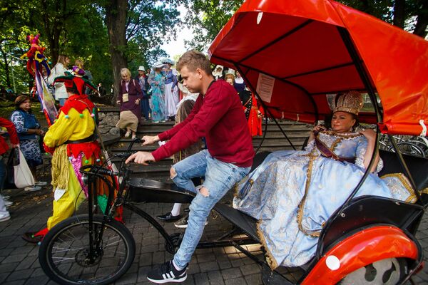 В Риге прошел фестиваль-карнавал Майский Граф - Sputnik Латвия