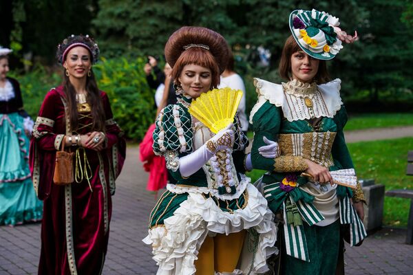 В Риге прошел фестиваль-карнавал Майский граф - Sputnik Латвия