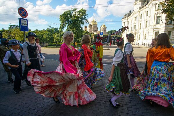 В Риге прошел фестиваль-карнавал Майский граф - Sputnik Латвия