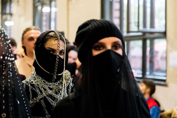 Дедушкины шахматы и угнетенные женщины: в Риге прошел показ молодых модельеров Дедушкины шахматы и угнетенные женщины: в Риге прошел показ молодых модельеров - Sputnik Латвия