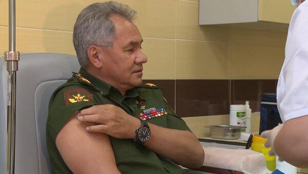 Глава Минобороны России сделал прививку от COVID-19 российской вакциной Спутник V - Sputnik Латвия