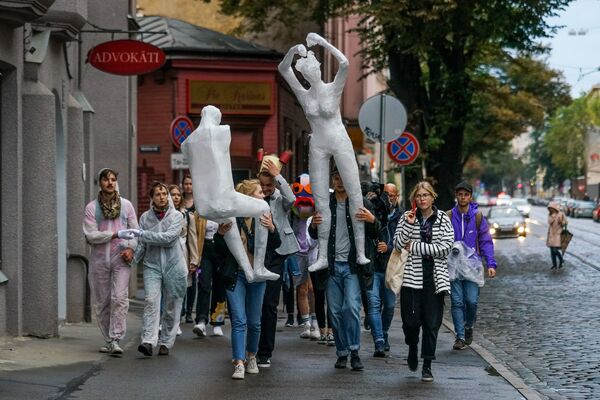 Шествие по Риге в честь открытия квадриеннале скульптуры напоминало кадры из фильмов Феллини Шествие по Риге в честь открытия квадриеннале скульптуры напоминало кадры из фильмов Феллини - Sputnik Латвия