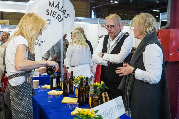 Латвийский шеф-повар Мартиньш Ритиньш на выставке Riga Food Латвийский шеф-повар Мартиньш Ритиньш на выставке Riga Food - Sputnik Латвия