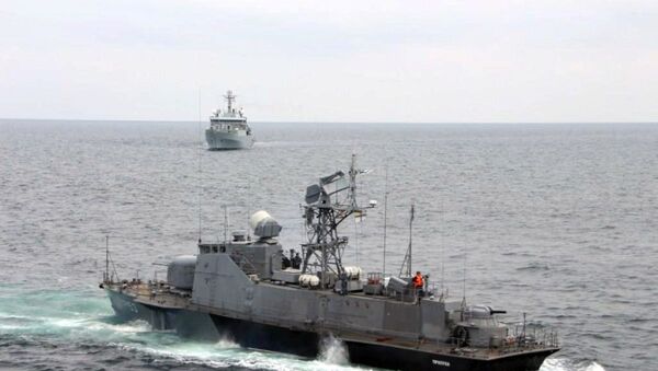 Украинский ракетный катер Прилуки и корабль Королевских ВМС Великобритании HMS Echo (H87) во время учений в акватории Черного моря - Sputnik Latvija