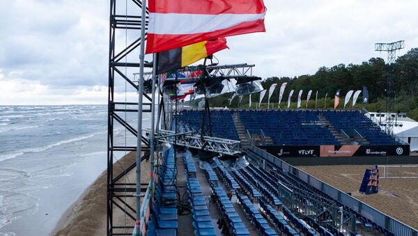 Погода нарушила планы организаторов юрмальского чемпионата Европы по пляжному волейболу - Sputnik Латвия