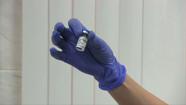 Врачи-добровольцы сделали прививку российской вакциной от коронавируса Спутник V - Sputnik Латвия