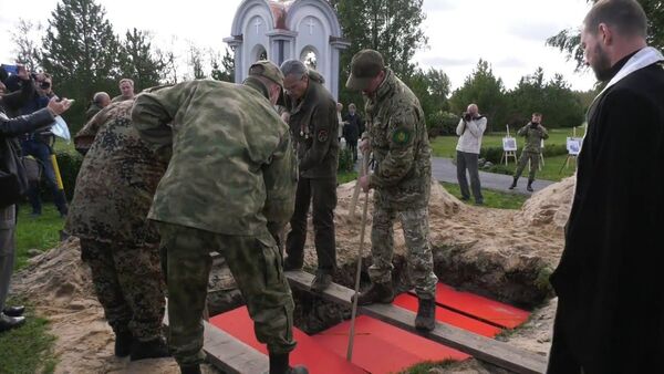 Вечный покой и вечная слава: в Эстонии предали земле останки солдат Красной армии - Sputnik Латвия