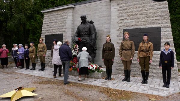 Цветы к Бронзовому солдату: в Таллине отметили день освобождения от немецкой оккупации - Sputnik Латвия