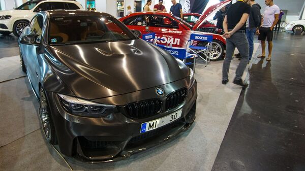 BMW М4 оклеенный пленкой под алюминий с кастомизацией салона и колес от рижской мастерской тюннинга - Sputnik Латвия