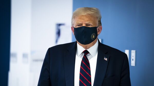 Президент США Дональд Трамп в защитной маске - Sputnik Latvija