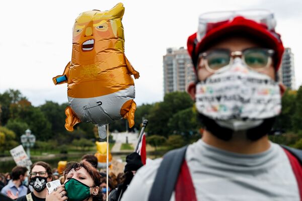 Участники протестов во время первых дебатов президента США Дональда Трампа и кандидата в президенты США Джо Байдена Участники протестов во время первых дебатов президента США Дональда Трампа и кандидата в президенты США Джо Байдена - Sputnik Латвия